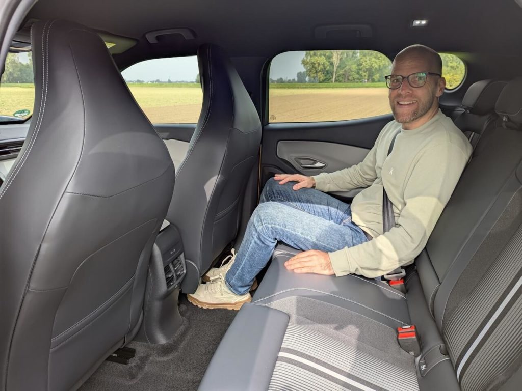Platzverhältnisse für Erwachsene auf der Rücksitzbank im Ford Capri. Der Fond verfügt über eigene Luftströmer und zwei USB-C-Anschlüsse.