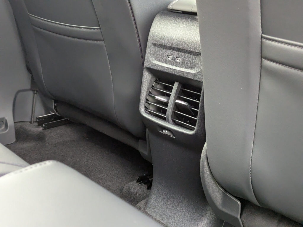 Rücksitzbank: Luftströmer und zwei USB-C-Anschlüsse für den Fondbereich im Ford Capri.