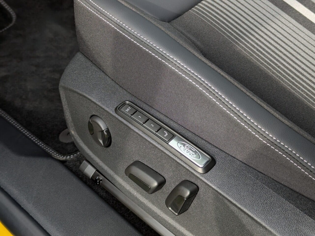 Elektrisch verstellbarer Fahrersitz mit Memory-Funktion und Sitzmassage - Bestandteil des Komfort-Paket (Bestell-Code: AGEAD).