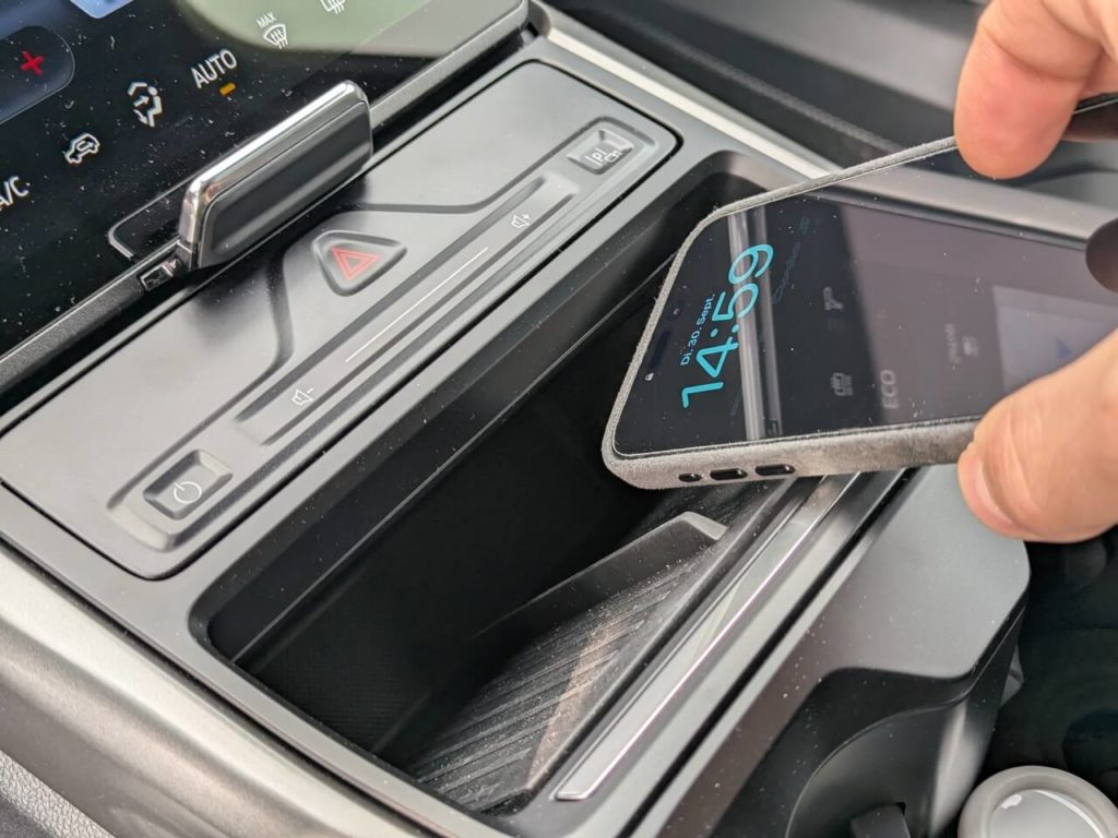 Smartphone-Ladestation zum kabellosen Laden (QI), Bestandteil des Komfort-Paket (AGEAD)