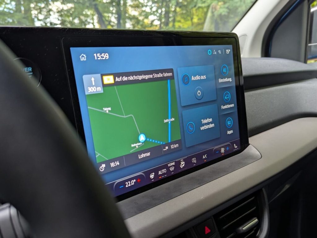 SYNC 4 Infotainmentsystem im Ford E-Transit Courier: 12" Touchscreen mit integriertem Navi und Android Auto und Apple CarPlay wireless. Auf dem Touchscreen gibt es eine feste Bedienleiste für Klimaeinstellungen.