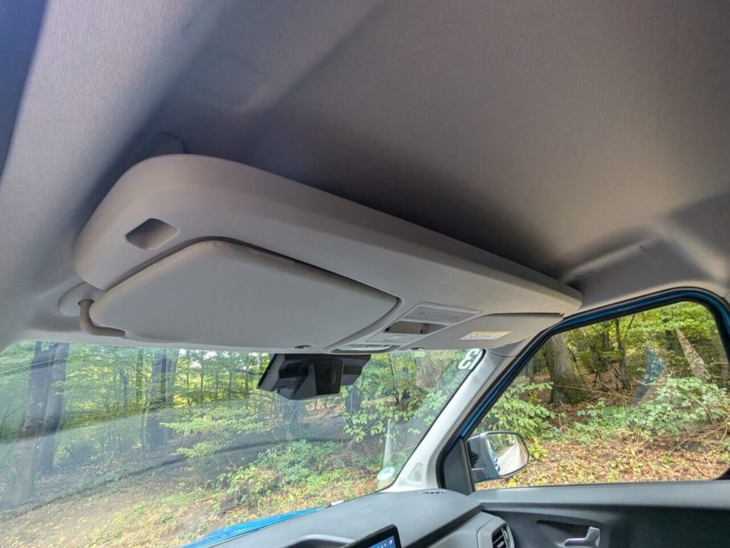 Ablagefach über den Sonnenblenden. Heller Dachhimmel.