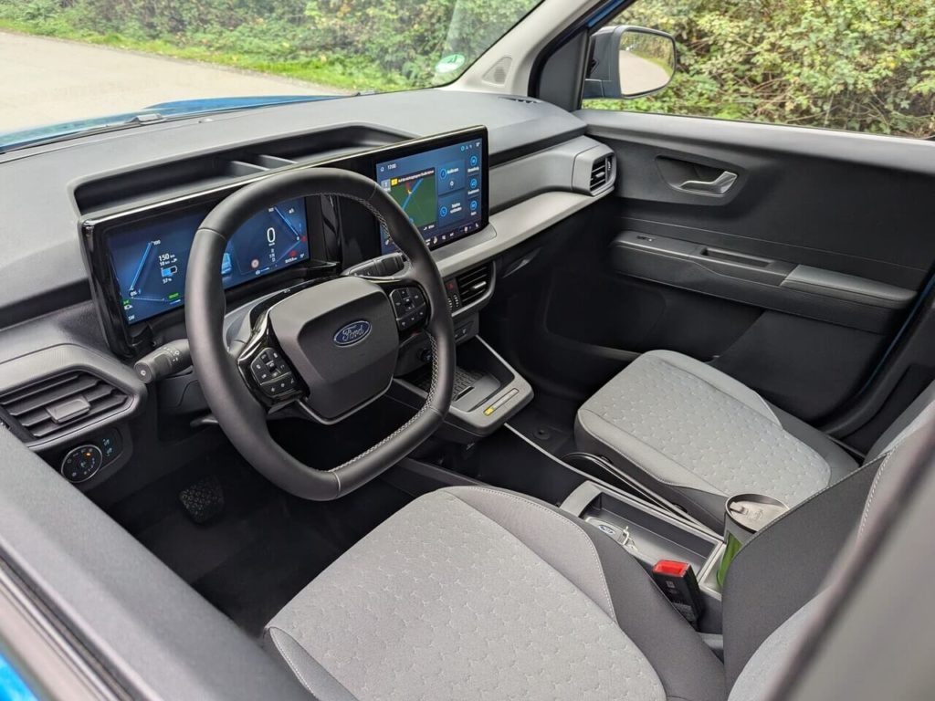 Fahrerkabine mit vielen Ablagen und zweifarbigem Armaturenbrett: digitales Kombiinstrument und 12 Zoll Touchscreen mit integriertem Navigationssystem.