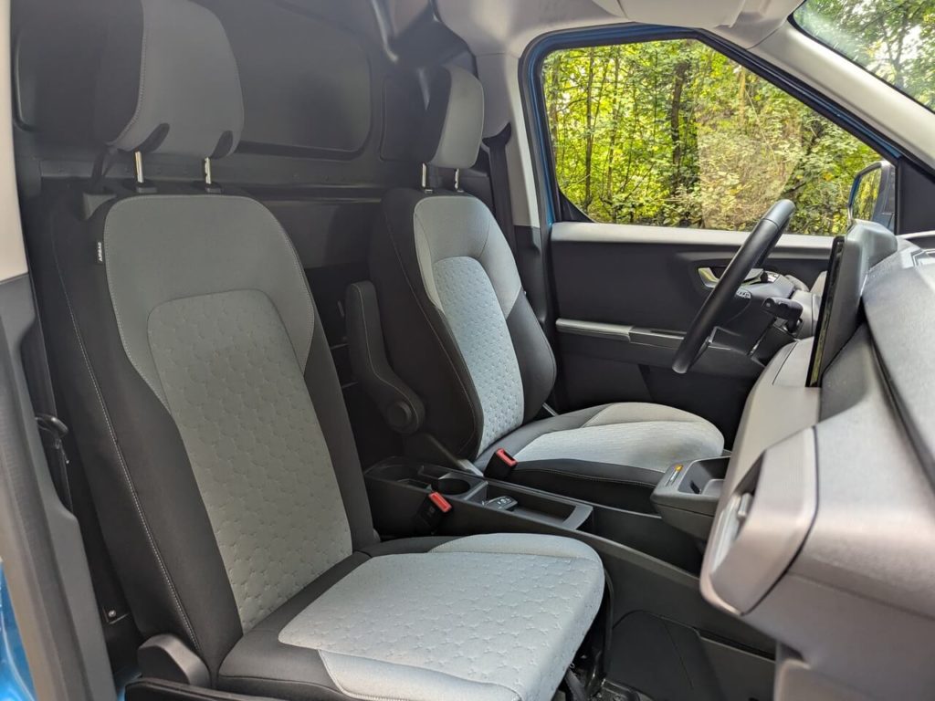 Fahrerkabine im E-Transit Courier mit Fahrer- und Beifahrersitz