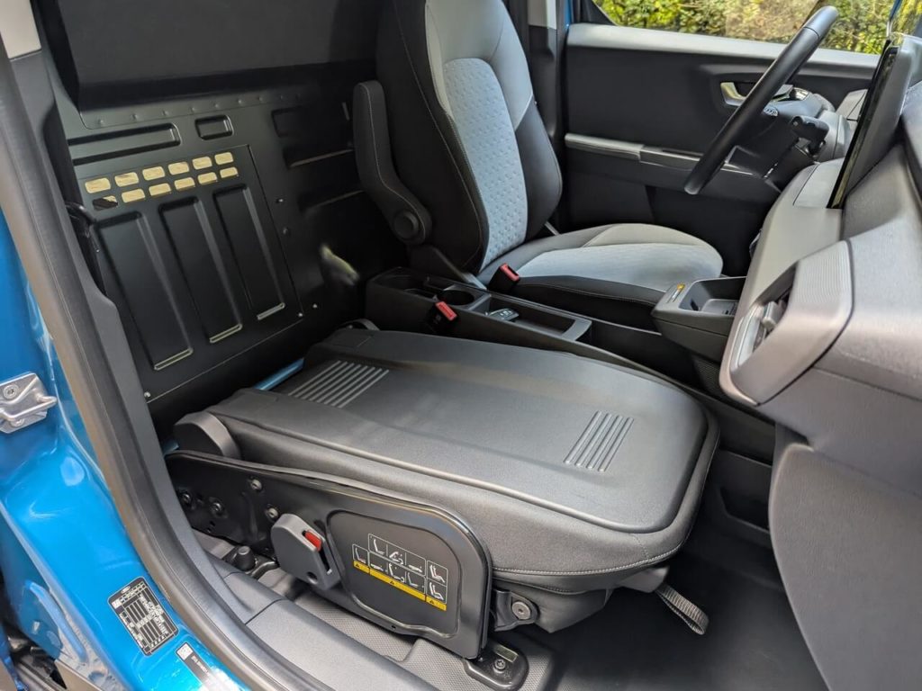 Der Beifahrersitz lässt sich umgeklappt auch als Ablagefläche nutzen. Durchlademöglichkeit in den Laderaum für längere Gegenstände.