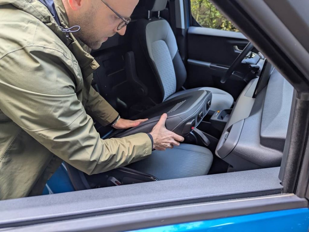 Umlegbare und versenkbarer Beifahrersitz im Transit Courier. Die Rückenlehne lässt sich als Arbeitsfläche oder Ablage nutzen.