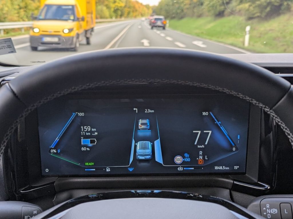 12 Zoll Digitaltacho: Digitales Kombiinstrument: Fahrerassistenzsysteme mit adaptivem Tempomat und Verkehrsschilderkennung für Tempolimt.