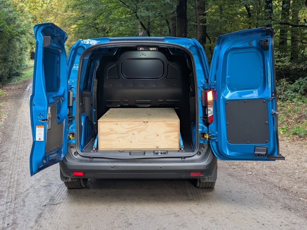 Einstellbarer Öffnungswinkel der Doppellflügelhecktür (optional) beim E-Transit Courier.