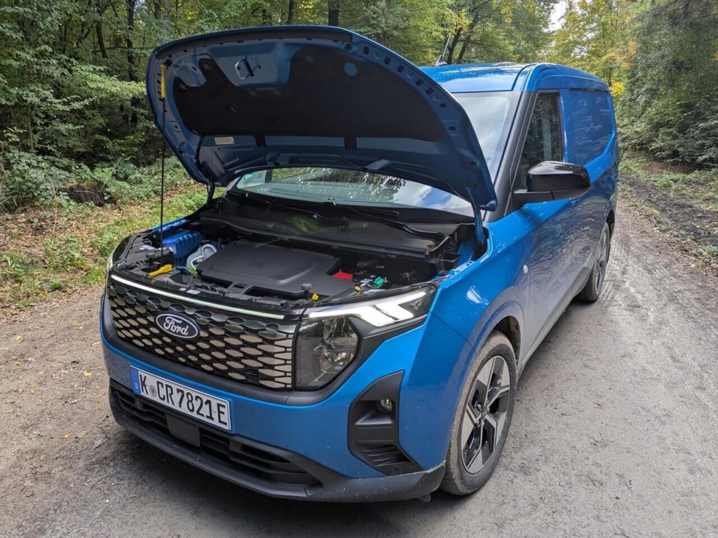 44 Liter großer Frunk - zusätzlicher Stauraum unter der Fronthaube beim Ford E-Transit Courier.