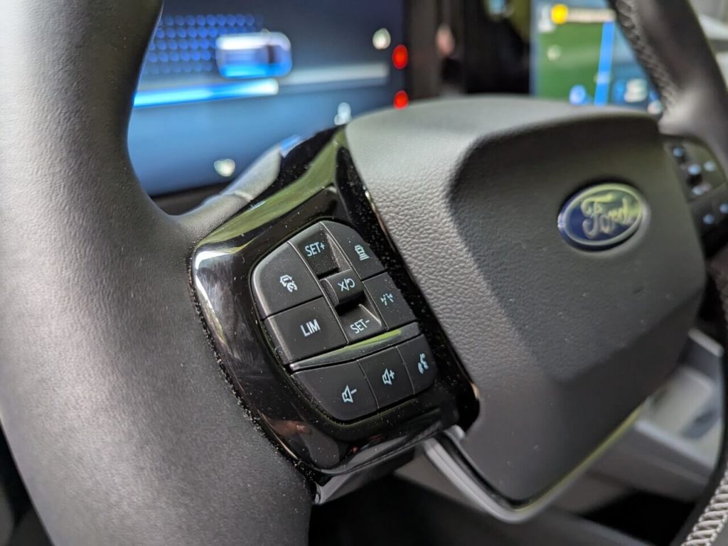 Lenkrad: Multifunktionstasten zur Steuerung der Fahrerassistenzsysteme