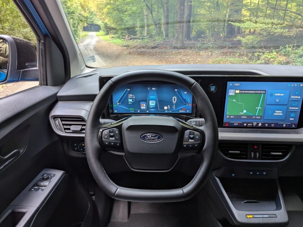 Cockpit beim Ford E-Transit Courier Limited mit digitalem Kombiinstrument und serienmäßiger Lenkradheizung.