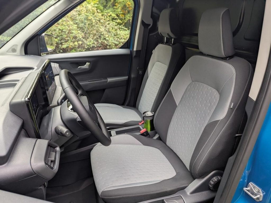 Fahrersitz lässt sich manuell verstellen: Hoher Komfort und gute Ergonomie.