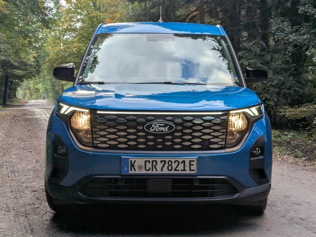 Frontansicht beim Ford E-Transit Courier: Halogen-Scheinwerfer und LED-Tagfahrlicht mit durchgehender Lichtleiste