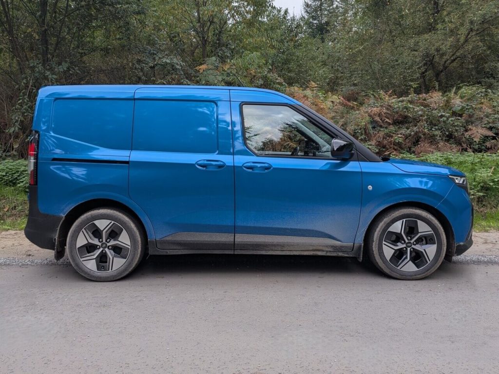 4,34 m Gesamtlänge: Der Kastenwagen Ford E-Transit Courier mit seitlicher Schiebetür.