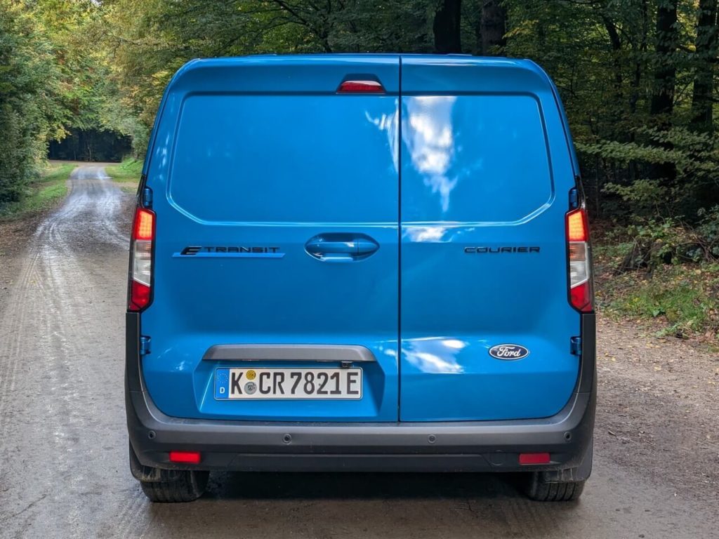 Heckansicht beim E-Transit Courier mit Doppelflügelhecktür und LED-Rückleuchten.