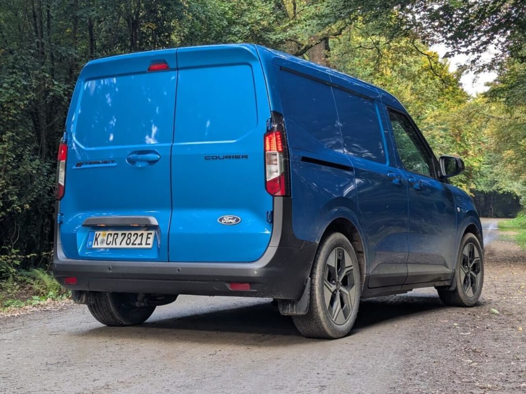 Kastenwagen Ford E-Transit Courier in der Lackierung "Digital Aqua Blue" PN4KX. Die Metallic-Lackierung kostet 595 Euro Aufpreis.