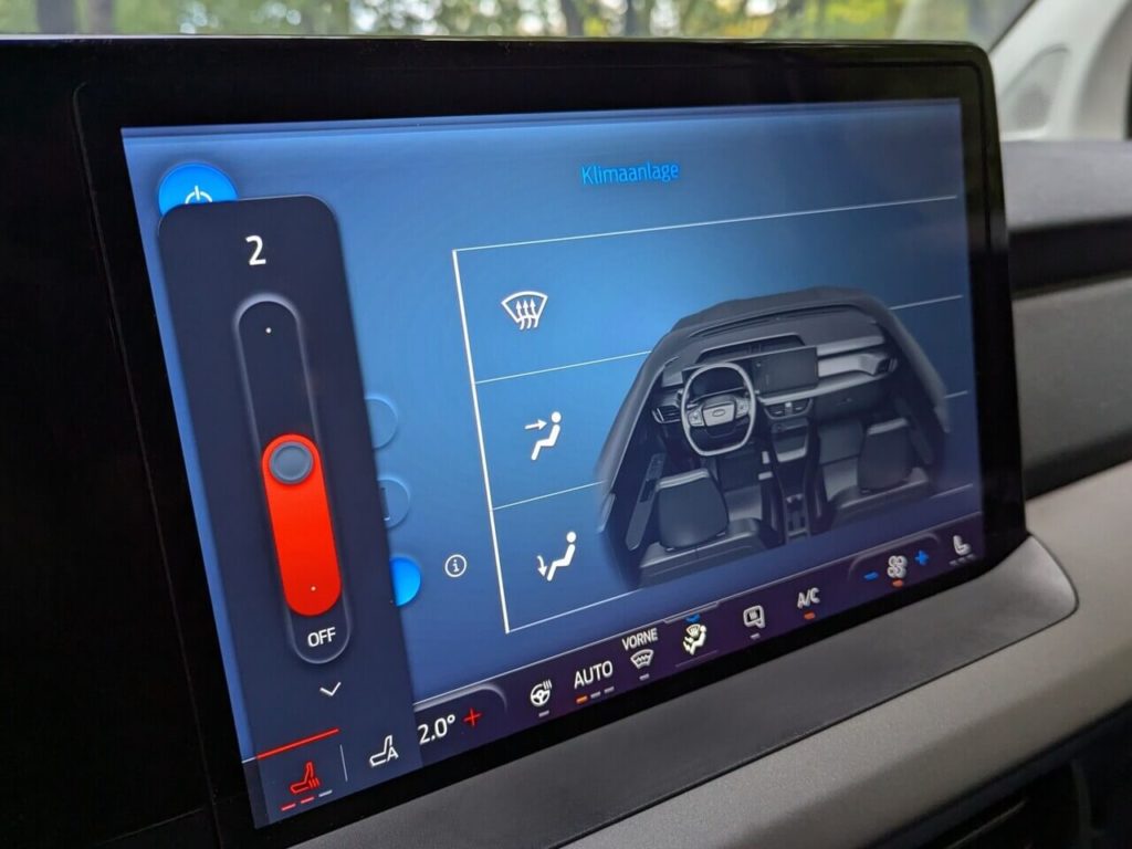 Sitzheizung (3-stufig) wird über den Touchscreen gesteuert
