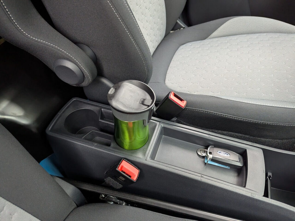 Mittelkonsole mit vielen Ablagen und Becherhalter