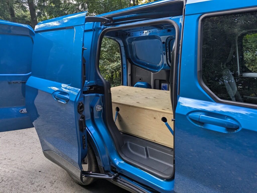 Beladen über die Schiebetür auf der Beifahrerseite: Der Laderaum mit der optionalen LED-Beleuchtung "JCMAD".