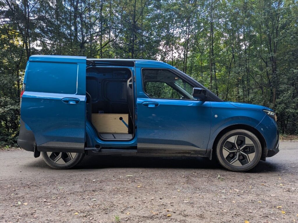 Seitliche Schiebetür mit einer Öffnungsbreite von 52 cm und einer Höhe von 106 cm auf der Beifahrerseite.