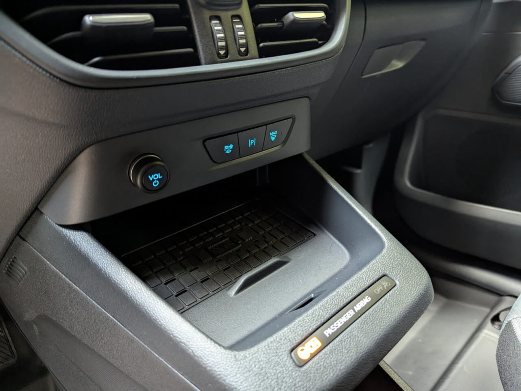 Smartphone-Ladestation (QI) für kabelloses Laden in der Mittelkonsole beim Ford E-Transit Courier.