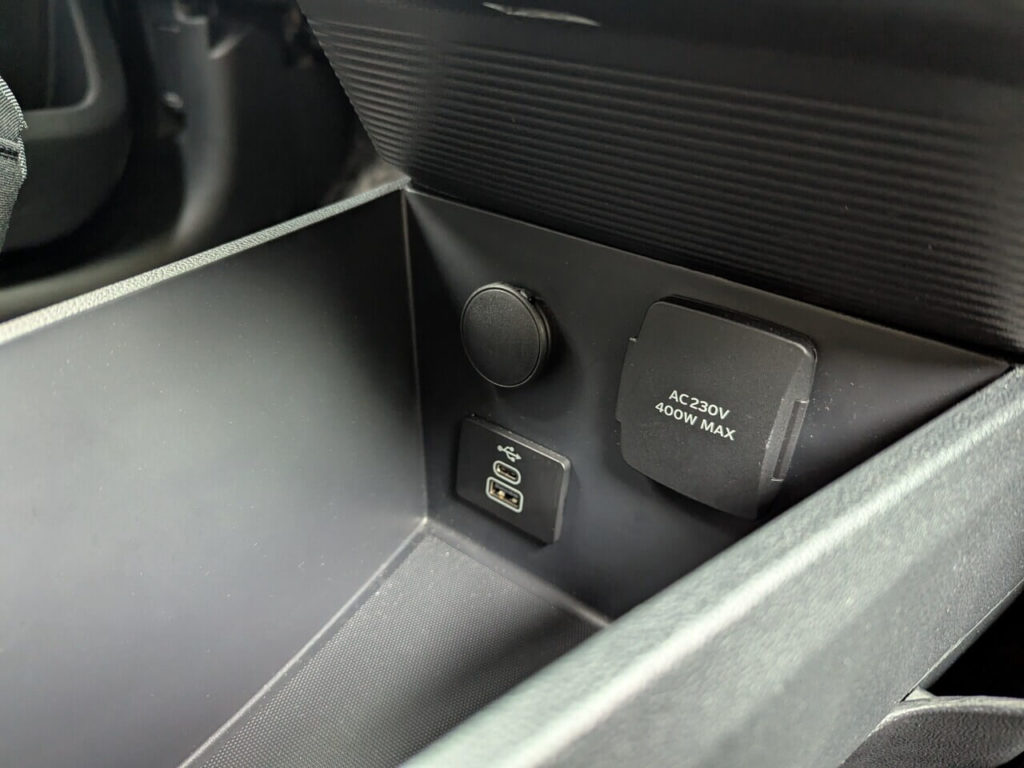 Mittelkonsole mit Lademöglichkeiten über USB und 230-Volt-Anschluss mit bis zu 400 Watt.