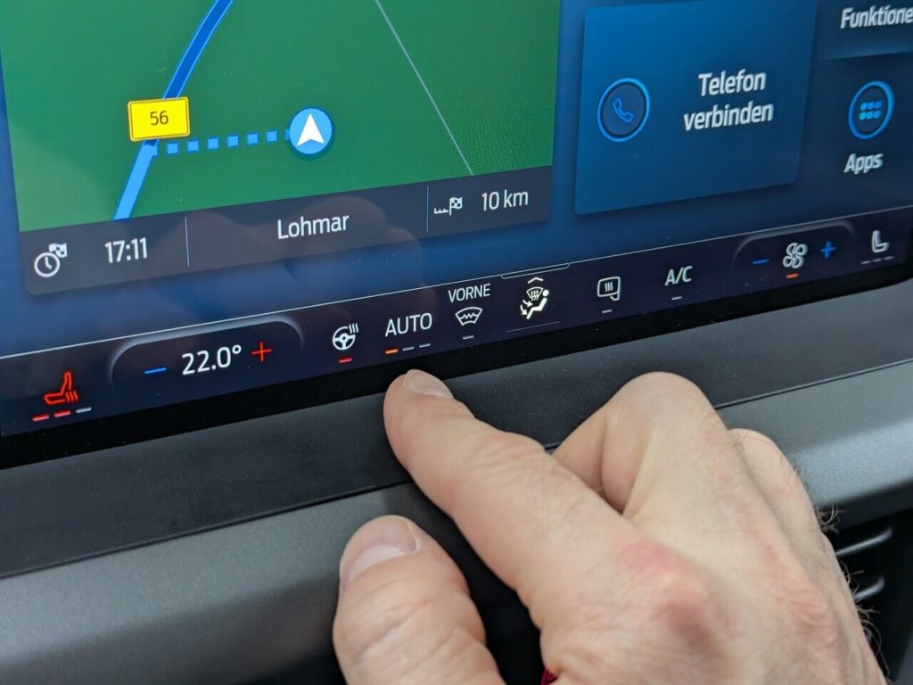 Serienmäßige Lenkradheizung lässt dich über die Leiste am Touchscreen aktivieren.