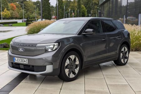 Ford Explorer Premium in Magnetic Grey Metallic (PN4DQ) auf VW MEB-Plattform