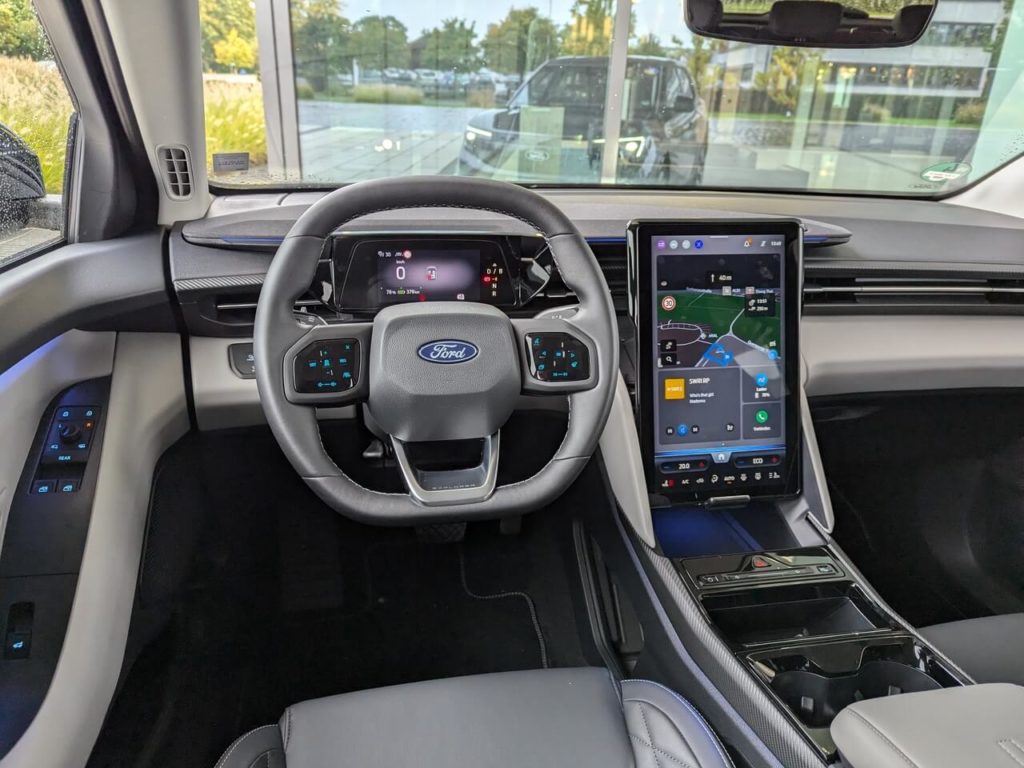 Armaturenbrett im neuen Ford Explorer Premium (2025) und 14,6 Zoll Touchscreen im Hochformat