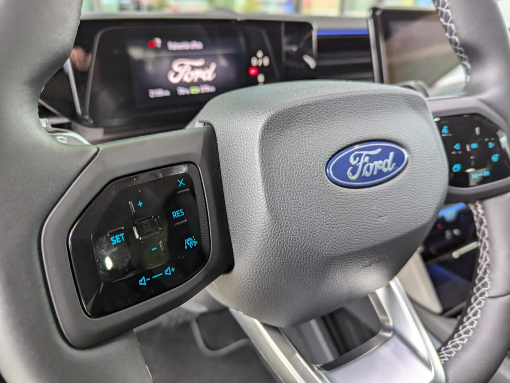 touchsensitive Tasten am Lenkrad des Ford Explorer