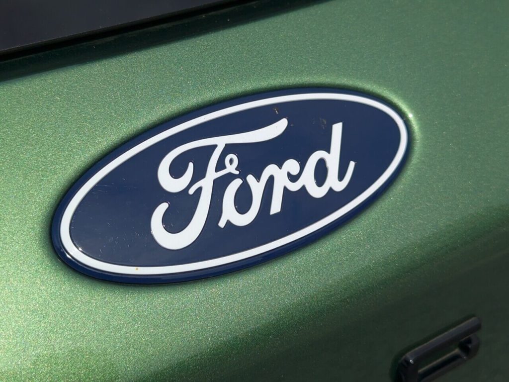 Ford-Logo auf grüner Lackierung in "Bursting Green" Metallic.