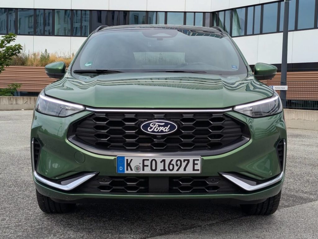 Frontansicht: großer Trapez-förmiger Kühlergrill beim ST-Line X und eleganter Lichtsignatur bei den LED-Scheinwerfern, die mit einer Chromspange verbunden sind. 