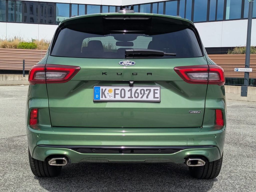 Heckansicht beim FORD KUGA mit Doppelauspuff-Anlage in der Ausstattungsvariante ST-Line X in Bursting Green Metallic