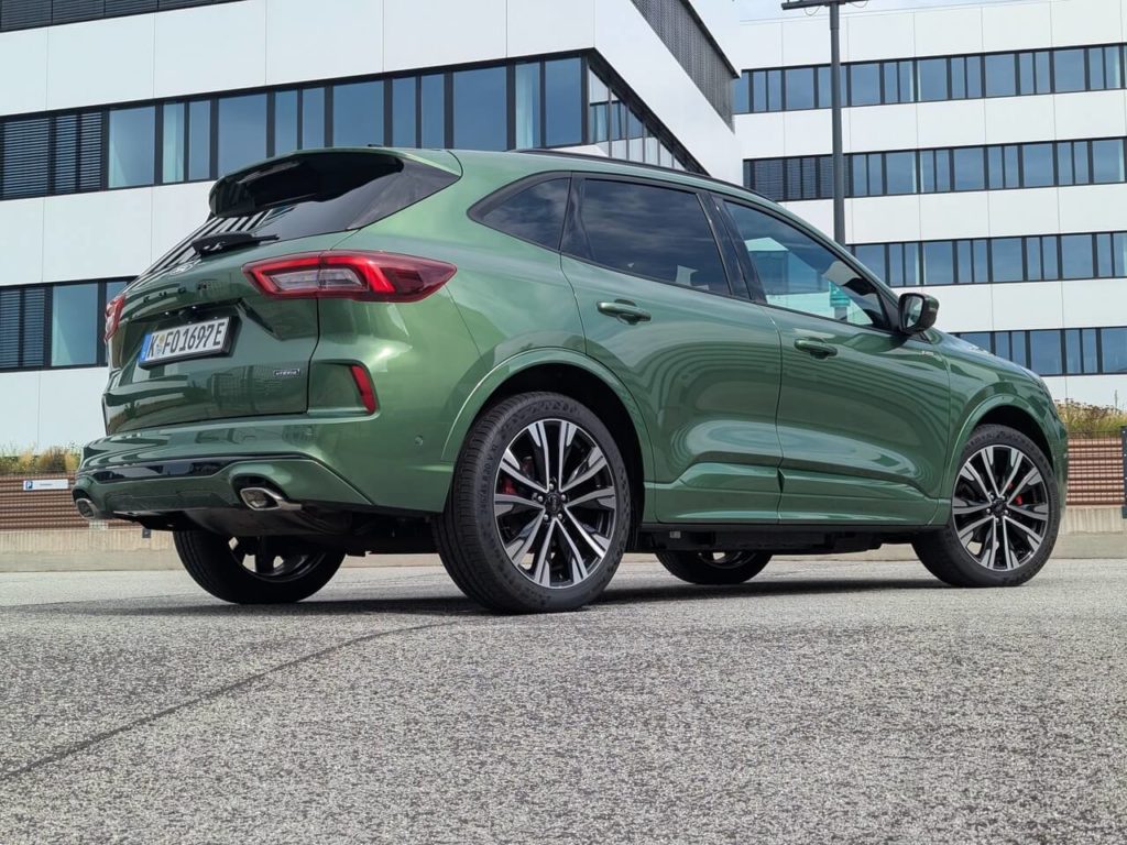 Ford Kuga ST-line X in Bursting Green Metallic (2025) mit Plug-in-Hybrid-Anrieb