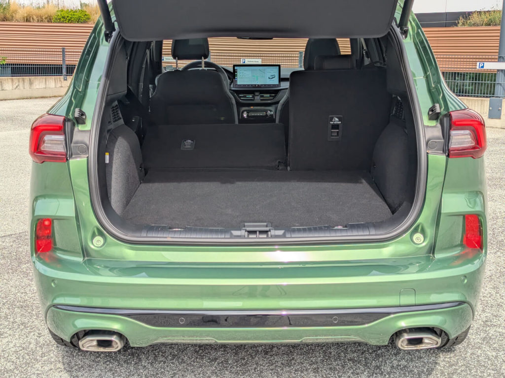 Kofferraumvolumen im Ford Kuga: 1.517 Liter. Ebene Ladefläche und Fernentriegelung zum umlegen der Rücksitzbank über Hebel seitlich am Kofferraum.