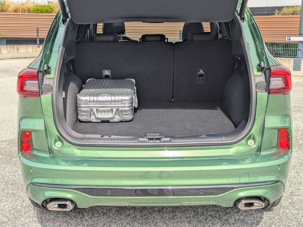 Gepäckraum mit 395 Liter Fassungsvermögen. Der Kuga verfügt über eine integrierte Hutablage in der Heckklappe. Die Heckklappe lässt sich elektrisch steuern. 