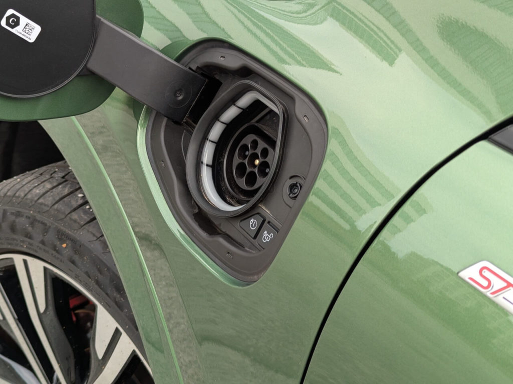 Plug-in-Hybrid: Der Ford Kuga kann per Wechselstrom (AC) mit 3,6 kW geladen werden. Die elektrische Reichweite beträgt 60 Kilometer.