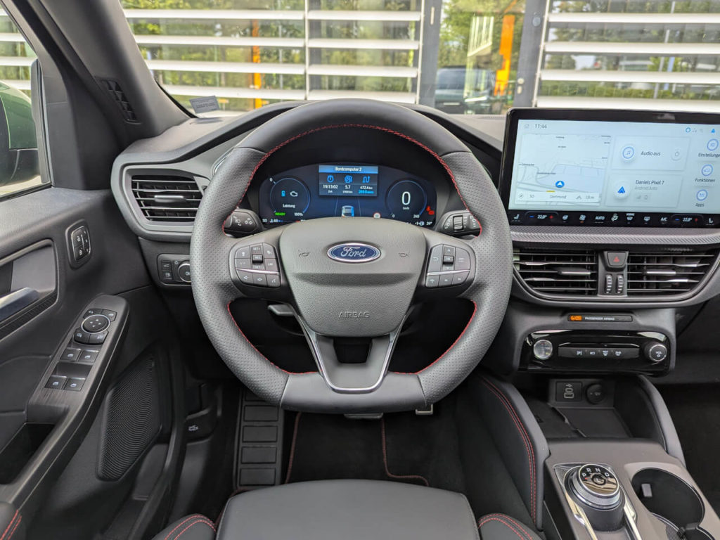 Cockpit im neuen Ford Kuga (ST-Line X): Armaturenbrett mit digitalem Kombiinstrument und neuem SYNC4 Infotainmentsystem