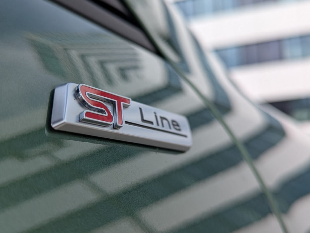Ford Kuga ST-Line - Emblem auf der Tür