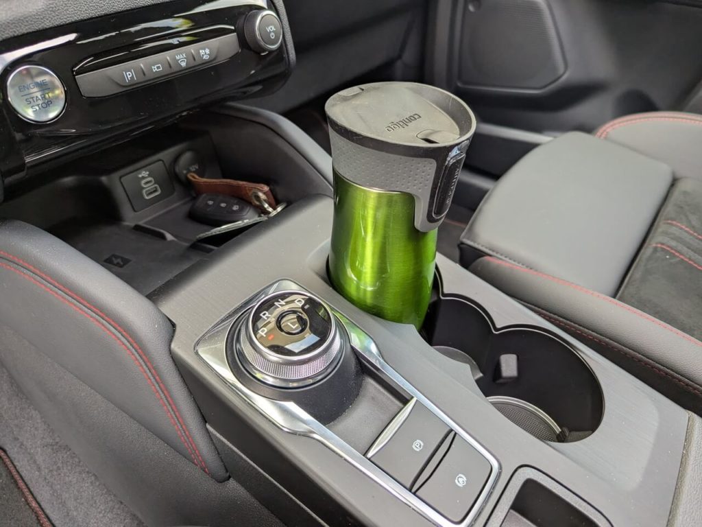 Becherhalter und Automatik-Drehknopf im Plug-in-Hybrid mit CVT-Gestriebe