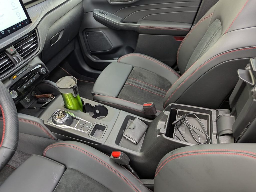 Mittelkonsole mit ablagen und Becherhalter, sowie Mittelarmlehne mit Staufach. 