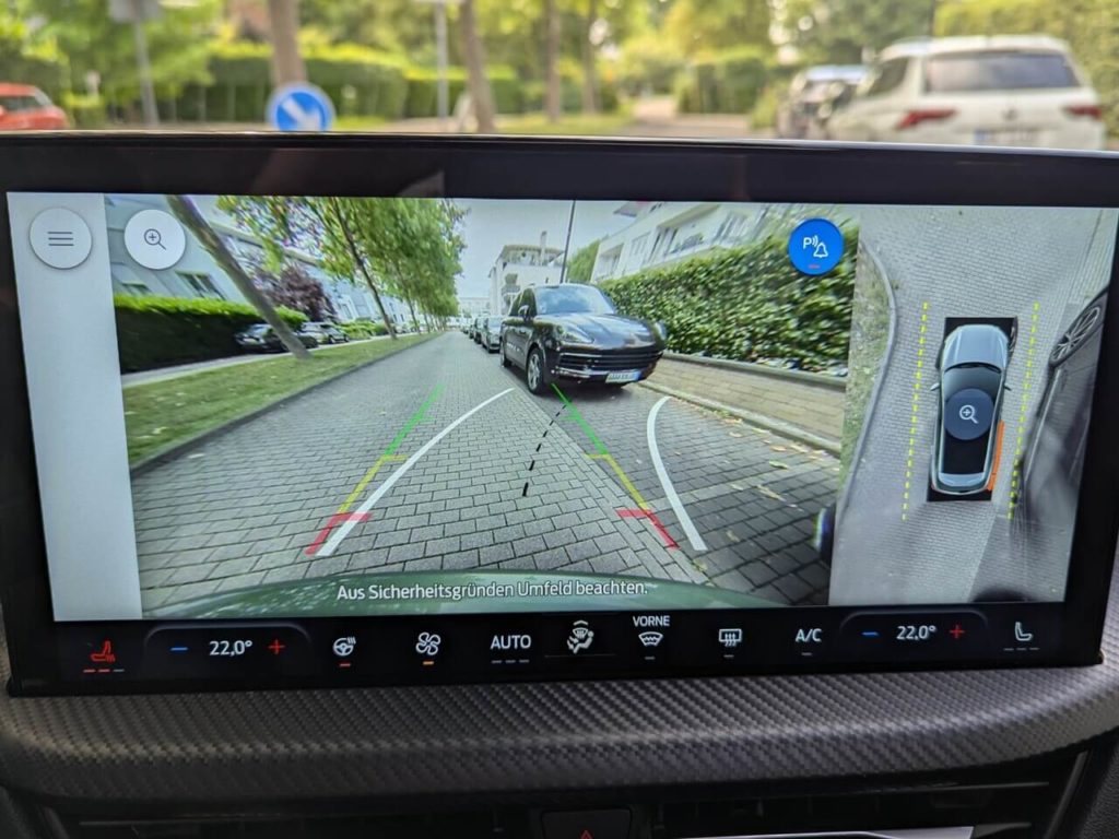 dynamische Führungslinien und ein hochauflösendes Kamerabild bei Rückfahrkamera und 360-Grad-Ansicht. 