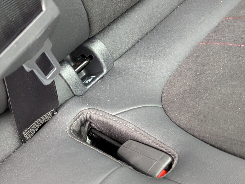 Leicht erreichbare Isofix-Halterungen an den äußeren beiden Plätze der Rücksitzbank und versenkbare Gurtschlösser.