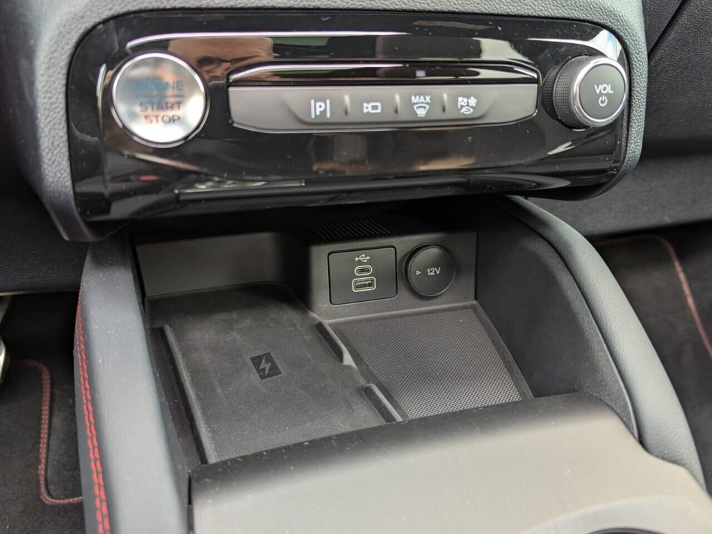 Induktive Ladestation für Smartphones serienmäßig im Ford Kuga. USB-C- und USB Typ-A-Anschlüsse in der Mittelkonsole.