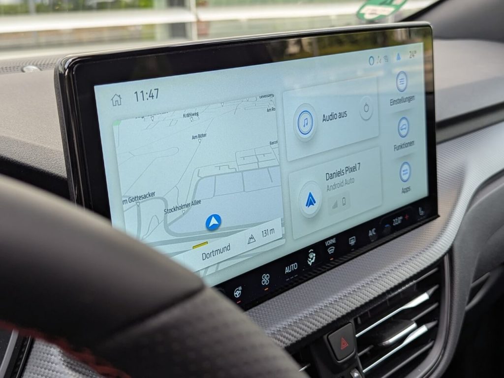 Ford SYNC 4 mit integriertem Navigationssystem und 13,2 Zoll großem Touchscreen und kabelloser Smartphone-Integration über Apple CarPlay und Android Auto.