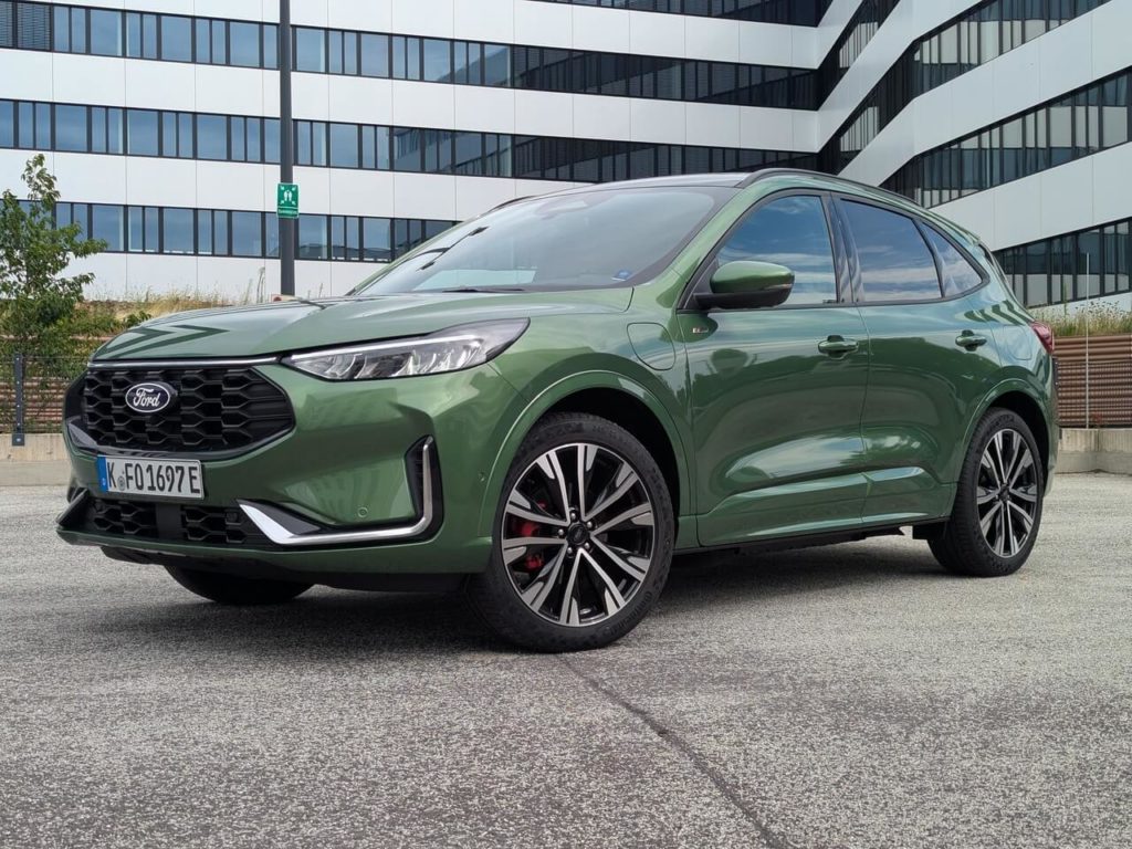 Fahrbericht mit Kaufberatung zum Ford Kuga ST-Line X (2025) in Bursting Green Metallic (PN4LQ).