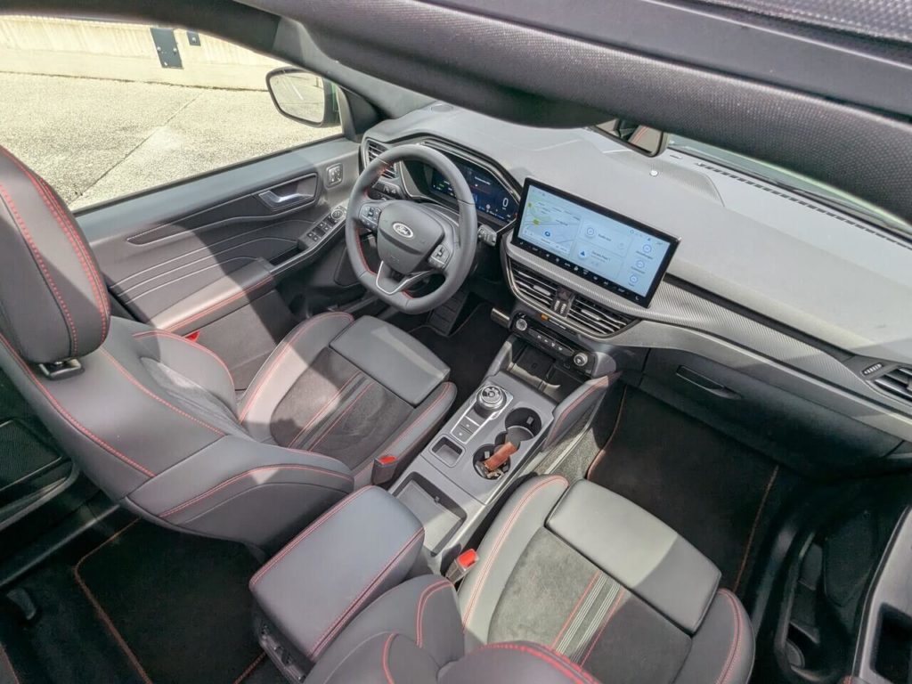 Panorama-Schiebedach D2FCX lässt sich elektrisch öffnen und verfügt über ein elektrisches Verdunklungsrollo.