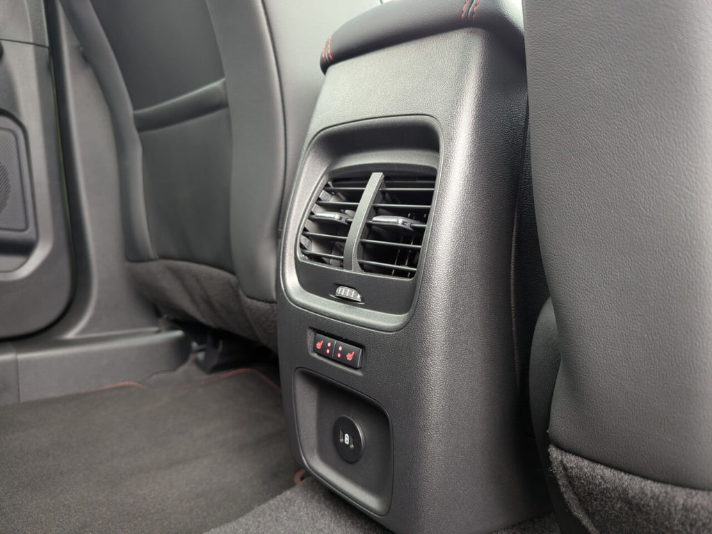 Kuga mit Winterpaket (Bestellcode AGWAB) verfügt über beheizbare Rücksitze, Lenkradheizung und Frontscheibenheizung