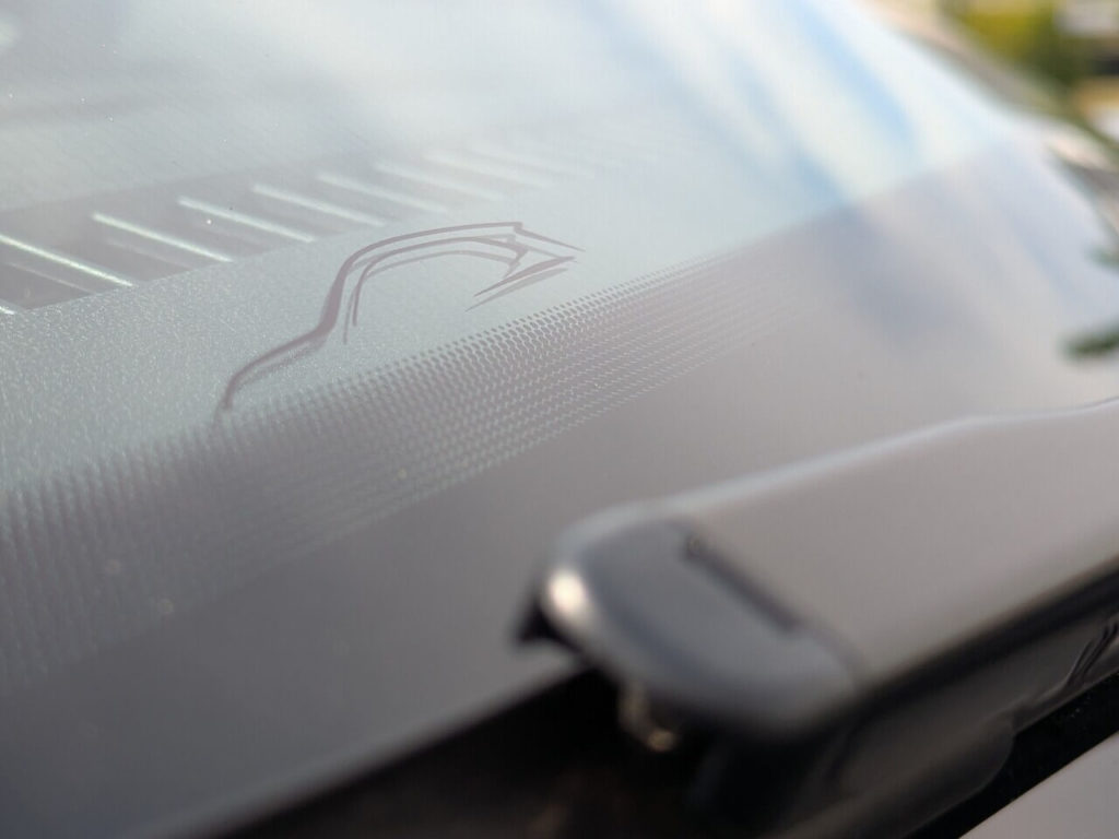 beheizbare Frontscheibe mit Easteregg: Silhouette des Ford Kuga