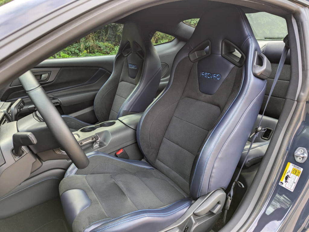 Interieur im Ford Mustang Dark Horse in Indigoblau mit Recaro-Sportsitzen. Bestellcode: FS--N +1.800 Euro. 